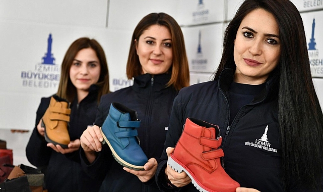İzmir Büyükşehir'den 60 bin öğrenciye destek