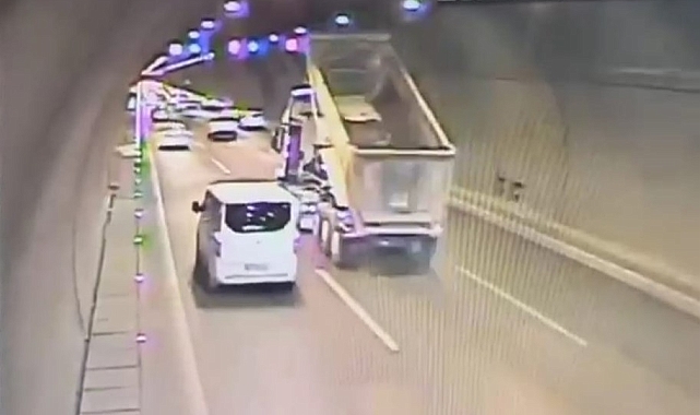 İzmir'de damperi açık unutulan kamyonun yaptığı kaza kamerada