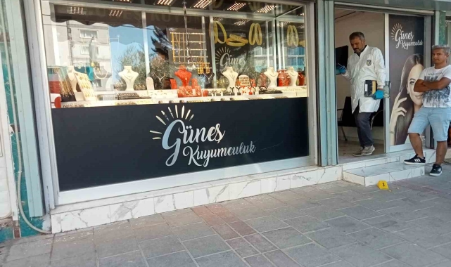 İzmir'de güpegündüz silahlı kuyumcu soygunu kamerada
