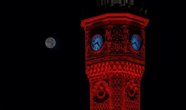 İzmir'de "Mavi Ay" seyirlik manzara oluşturdu