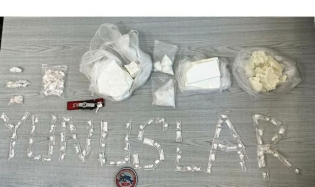 İzmir'de motosikletli polisler 1,5 kilo uyuşturucu ele geçirdi