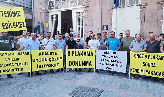 İzmir'de 'S Plaka' araç sahipleri Büyükşehir önünde eylem yaptı