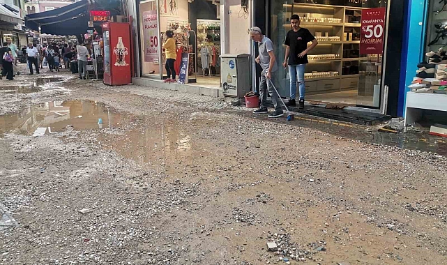 İzmir'i sağanak vurdu: Cadde ve sokaklar göle döndü