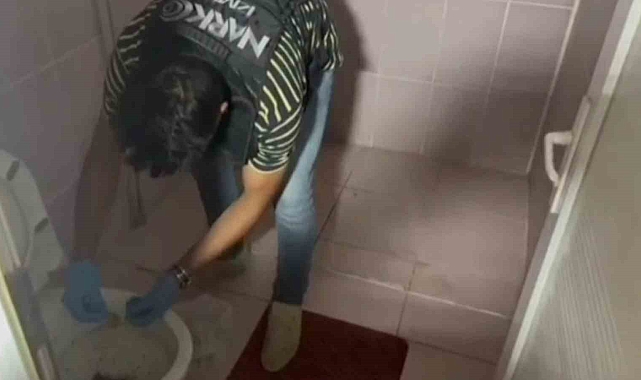Uyuşturucuları klozete atıp saklamaya çalıştılar