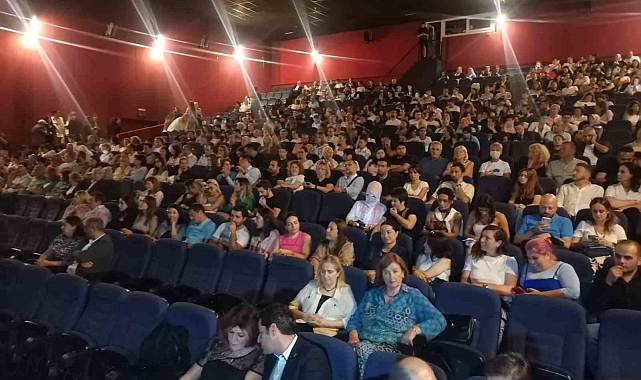 Haldun Dormen sahne rekoru kırdı, yönettiği oyunla İzmirlileri kırdı geçirdi
