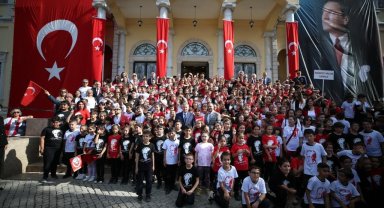 İzmir İl Milli Eğitim Müdürlüğü, Cumhuriyet'imizin 100. yılı kutlamalarını meydanlara taşıdı