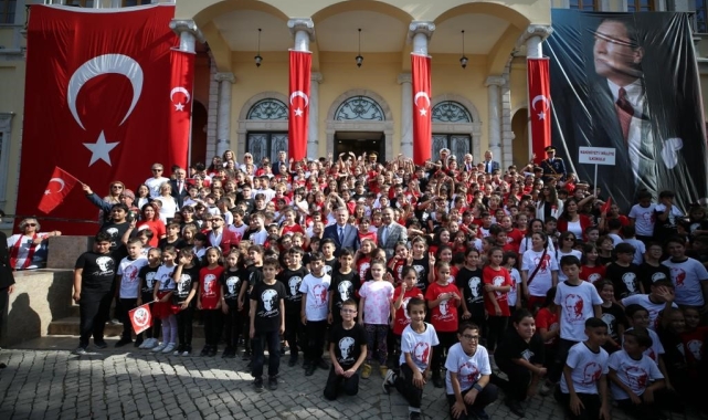 İzmir İl Milli Eğitim Müdürlüğü, Cumhuriyet'imizin 100. yılı kutlamalarını meydanlara taşıdı