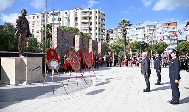 İzmir Karabağlar'ın yeni meydanında çelenkler sunuldu