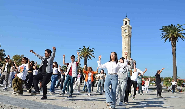 İzmir'de 100. yıl coşkusu başladı