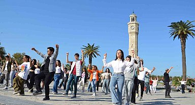 İzmir'de 100. yıl coşkusu başladı