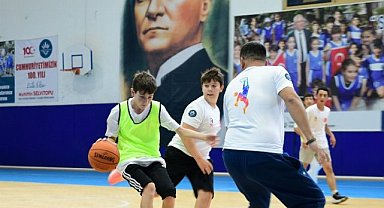 İzmir'de basketler 100. yıl için atıldı