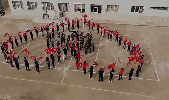 İzmir'de Cumhuriyet sevgisini yaptıkları koreografi ile anlattılar