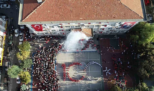 İzmir'de öğrencilerden unutulmaz 100. yıl koreografisi