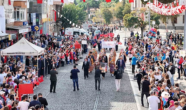 İzmir'in ilçelerinde Cumhuriyet coşkusu