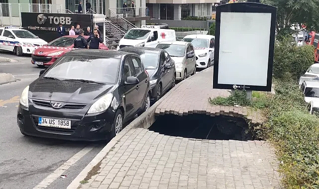 Kaldırım çöktü: Bir kişi çukura düştü