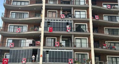 Menemen'de 100. yıl coşkusu: 100 bin bayrak sokak sokak dağıtılıyor