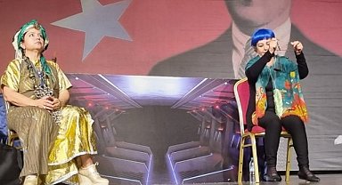 Narlıdere'nin güçlü kadınları 'Çantadaki Sır' ile Cumhuriyeti anlattı