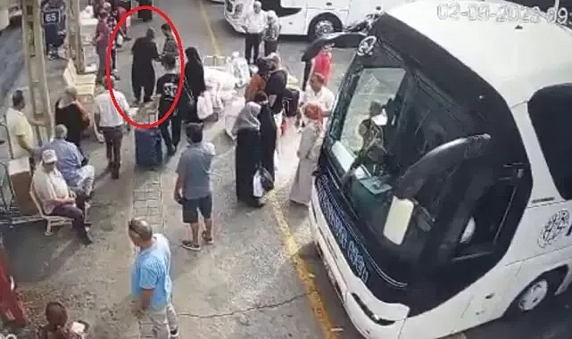 Otobüs beklerken kavga eden iki yolcu aynı anda kalp krizi geçirdi
