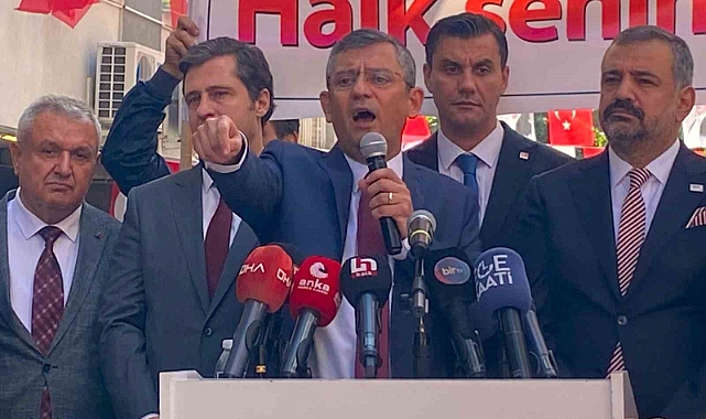 Özgür Özel, İzmir'de CHP'li delegelerle bir araya geldi