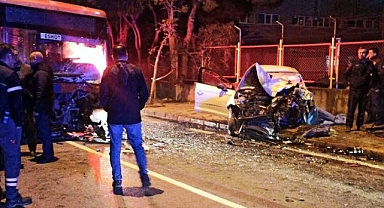 Bayraklı'da feci kaza…Belediye otobüsü ile otomobil kafa kafaya çarpıştı