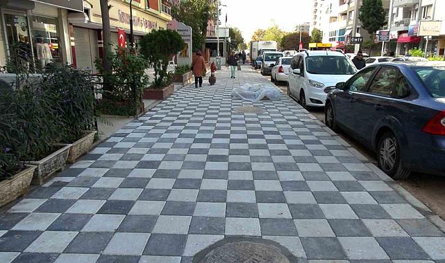 Bayraklı'da yol ve kaldırım çalışmaları sürüyor