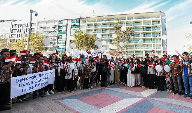 Beyaz balonlar Filistin için İzmir semalarında