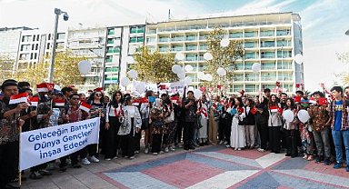 Beyaz balonlar Filistin için İzmir semalarında