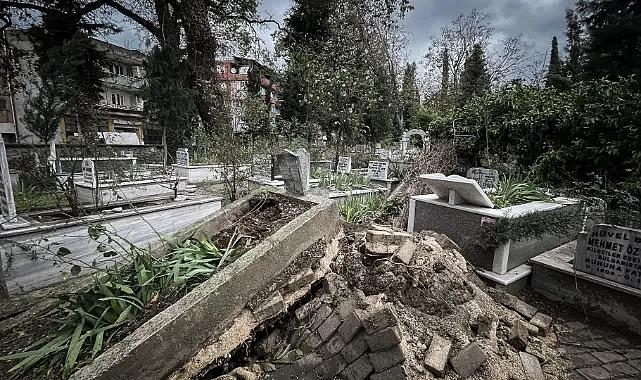 Bursa'da kuvvetli lodos: Ağaçların devrilmesiyle mezarlar yerlerinden çıktı