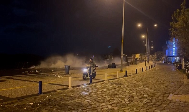 Foça'da fırtına iskeleyi yıktı