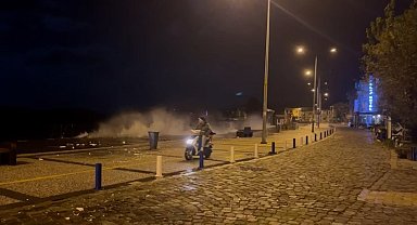 Foça'da fırtına iskeleyi yıktı