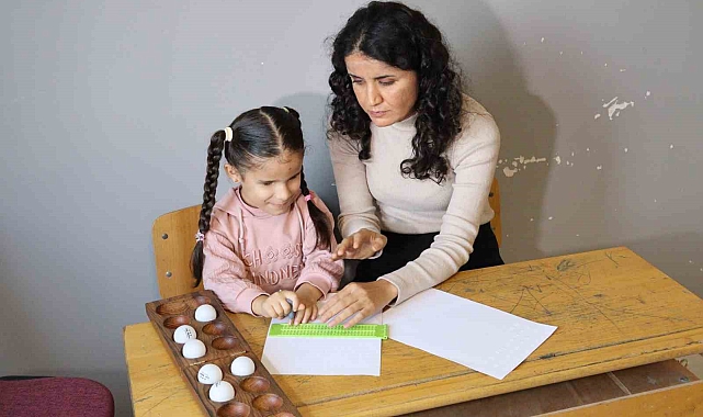 Görme engelli öğretmen, görme engelli minik Fatmanur'un ışığı oldu