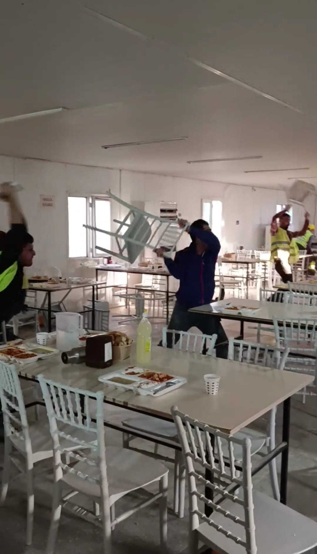 İzmir'de inşaat işçilerinin meydan muharebesi gibi kavgası