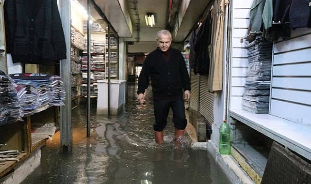 İzmir'de sağanak: Ev ve iş yerlerini su bastı, araçlar suya gömüldü