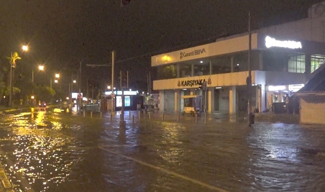 İzmir'de deniz taştı, sirenler çaldı