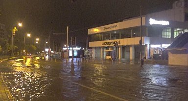 İzmir'de deniz taştı, sirenler çaldı
