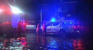 İzmir'de ev ve iş yerlerini su basarken mahsur kalanları zabıta kurtardı