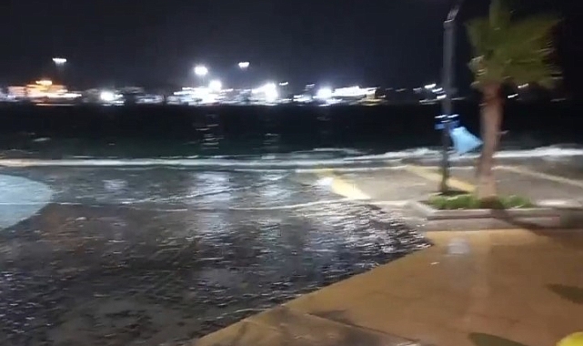 İzmir'de fırtına etkili oluyor: Dalgalar kıyıya vurdu, deniz taştı
