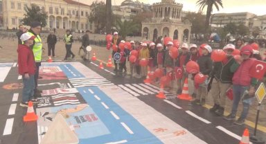 İzmir'de jandarma ile öğrenciler bir araya geldi