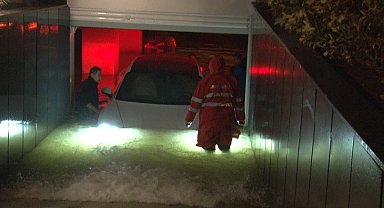 İzmir'de otoparkı su bastı, lüks araçlar sular altında kaldı