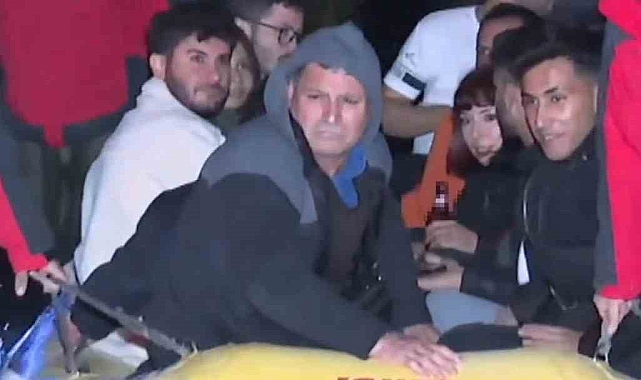 İzmir'de selde mahsur kalan vatandaşlar botla kurtarıldı