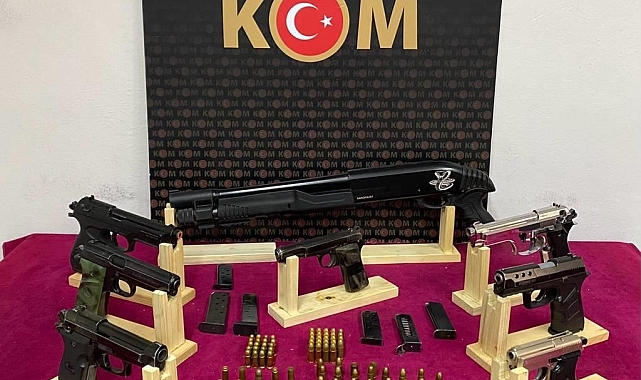 İzmir'de silah kaçakçılarına polis baskını