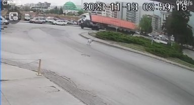 İzmir'de virajı alamayan tır devrildi