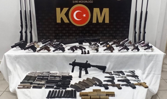 İzmir'de yasa dışı silah ticareti yapan çete çökertildi