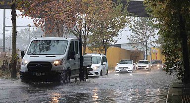 İzmir'i sağanak vurdu: Cadde ve sokaklar göle döndü