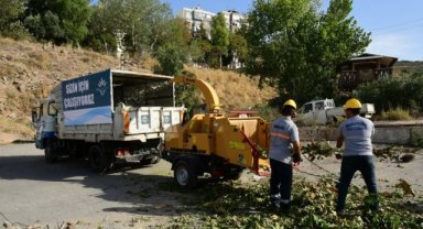Karabağlar'da budanan dallar gübreye dönüşüyor