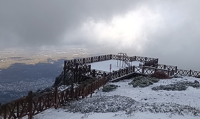 Manisa'da fırtına ve kar yağışı etkili oluyor