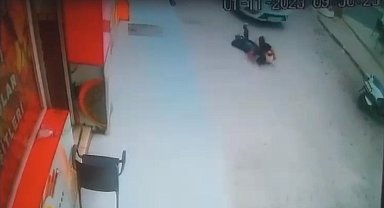 Şakalaşan çocuklar otomobilin altında kaldı: Korkunç kaza kamerada