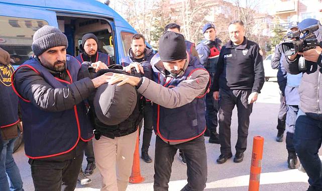 4 kişiyi öldüren katil zanlısı adliyeye çelik yelekle getirildi