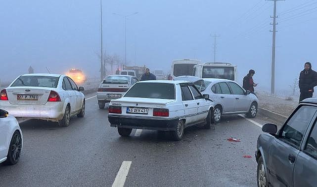 Aynı anda 2 zincirleme kazada 15 kişi yaralandı
