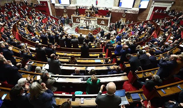 Fransa'da tartışmalı göç yasası kabul edildi